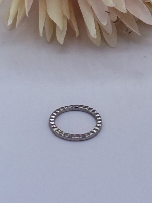 Minimalistische gehamerde zilveren ring